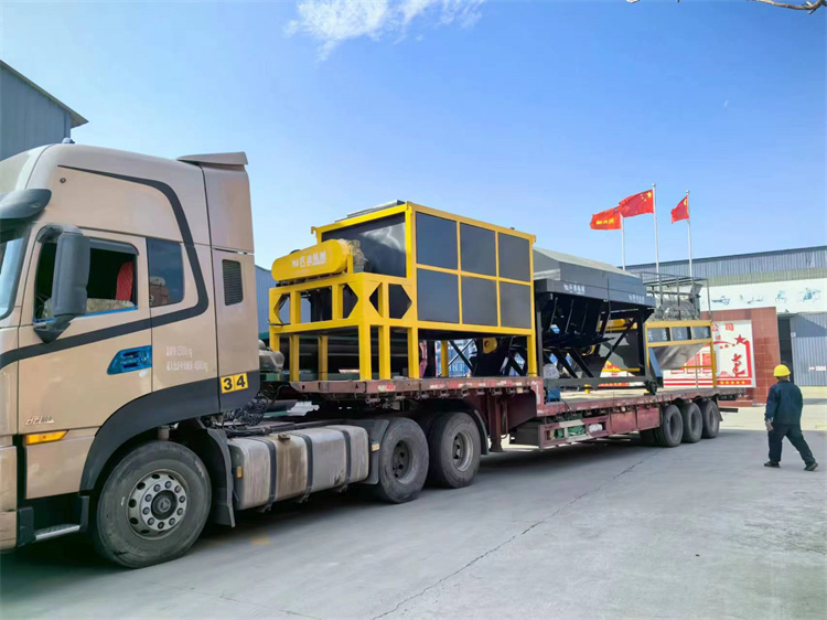 年產(chǎn)10萬牛糞有機(jī)肥生產(chǎn)線發(fā)貨現(xiàn)場(chǎng)