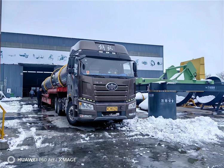 年產(chǎn)10萬噸有機肥顆粒生產(chǎn)線發(fā)貨現(xiàn)場