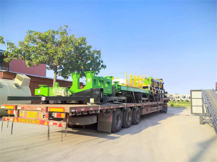 年產(chǎn)3萬(wàn)豬糞有機(jī)肥生產(chǎn)線發(fā)貨現(xiàn)場(chǎng)