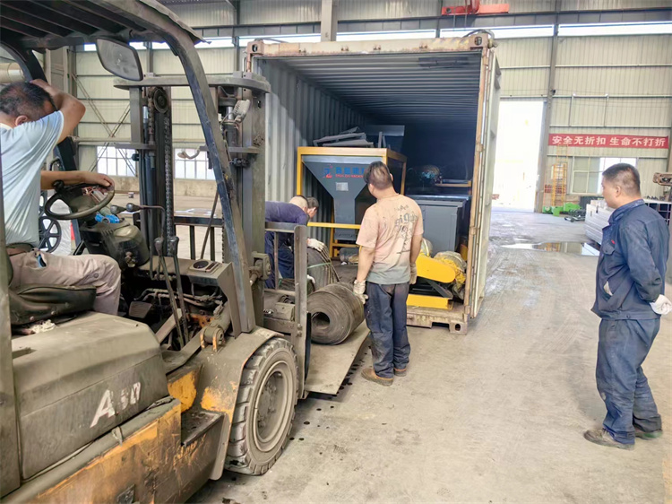 年產(chǎn)5萬牛糞有機(jī)肥生產(chǎn)線發(fā)貨現(xiàn)場