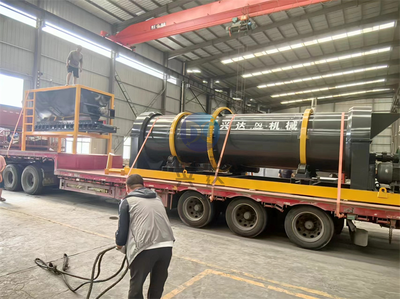 年產(chǎn)5萬噸有機(jī)肥生產(chǎn)線設(shè)備發(fā)貨現(xiàn)場