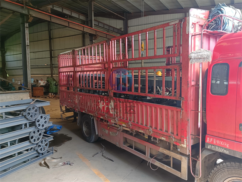 有機(jī)肥配套設(shè)備皮帶輸送機(jī)發(fā)貨現(xiàn)場