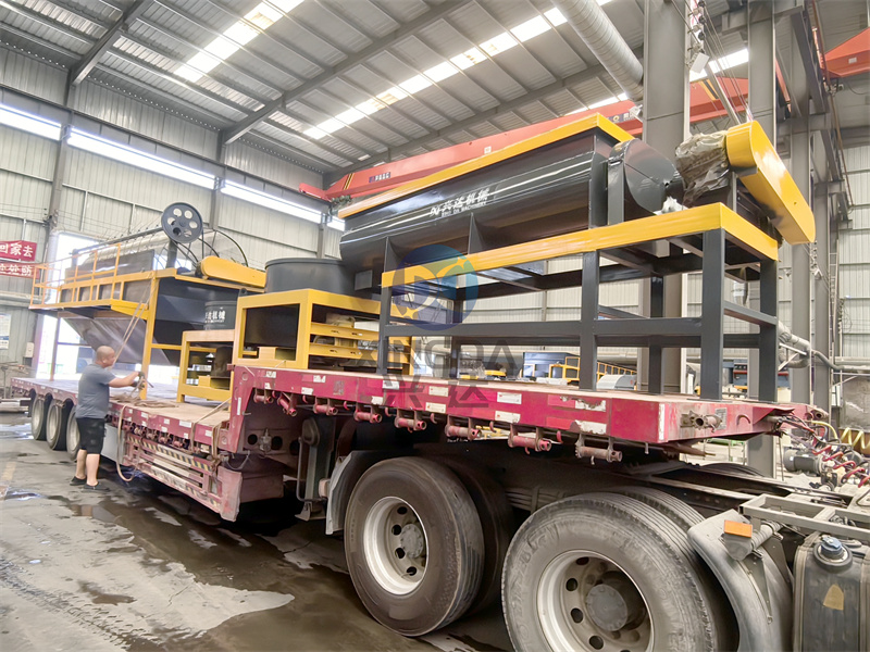 年產(chǎn)5萬噸有機(jī)肥生產(chǎn)線設(shè)備發(fā)貨現(xiàn)場