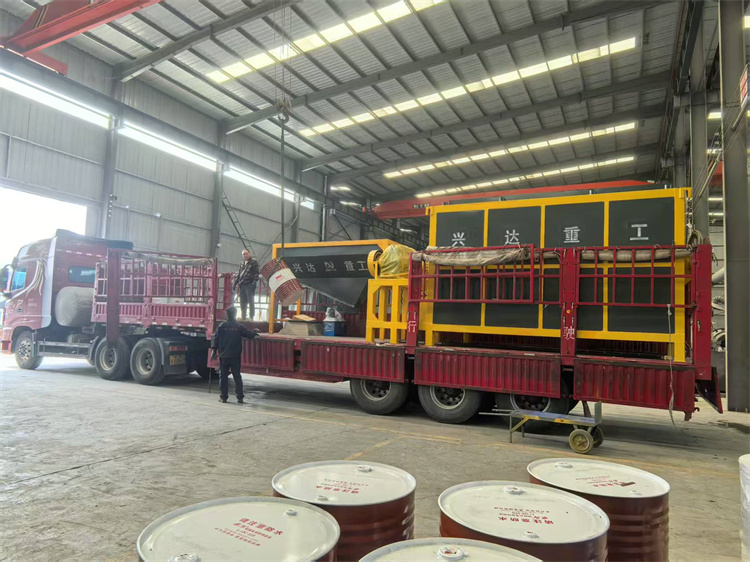 年產(chǎn)10萬噸有機(jī)肥粉狀生產(chǎn)線發(fā)貨現(xiàn)場