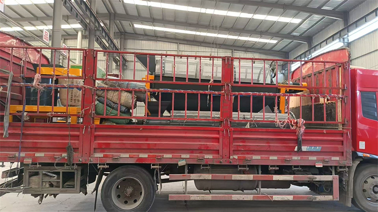 年產(chǎn)3萬鴨糞有機肥生產(chǎn)線發(fā)貨現(xiàn)場