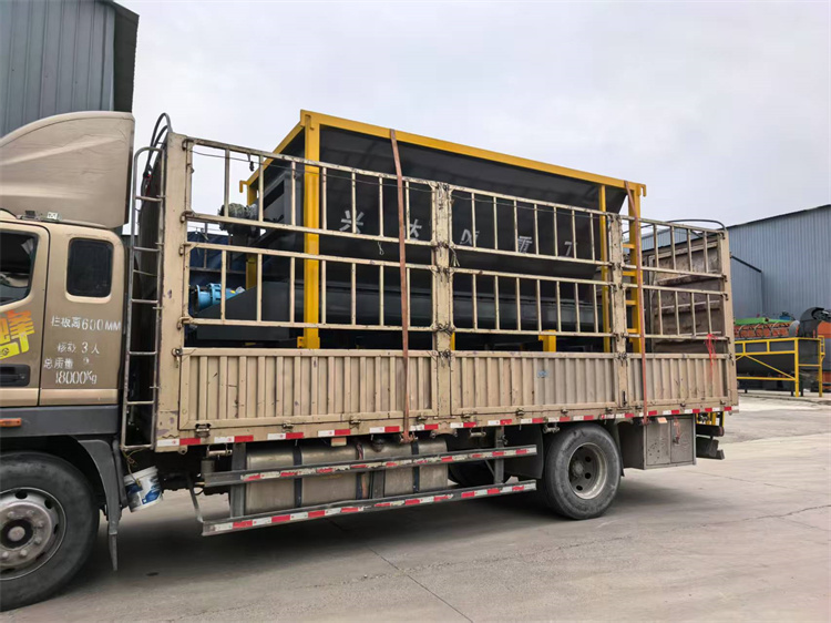 年產(chǎn)3萬(wàn)雞糞有機(jī)肥生產(chǎn)線發(fā)貨現(xiàn)場(chǎng)