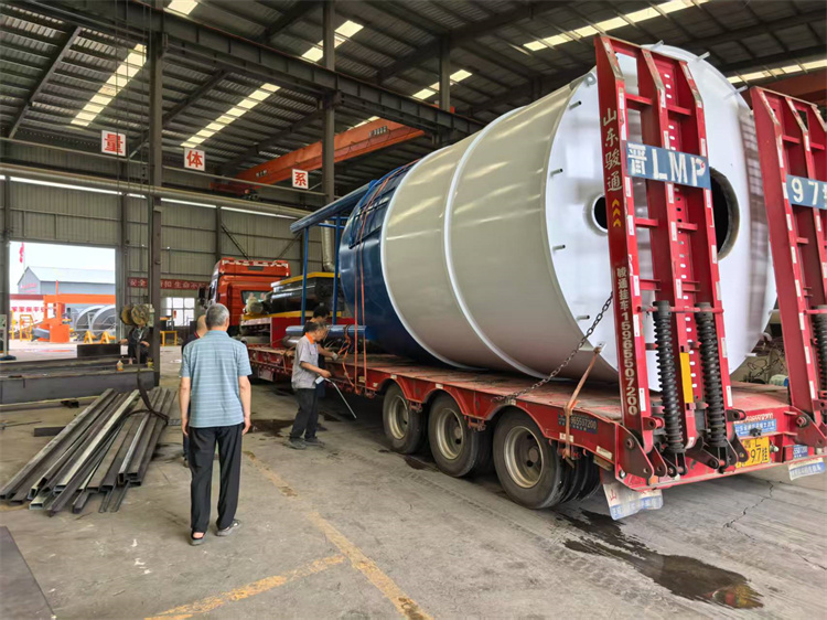 年產(chǎn)10萬雞糞有機(jī)肥生產(chǎn)線發(fā)貨現(xiàn)場