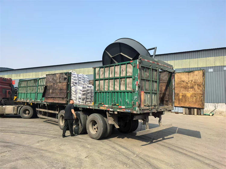 年產(chǎn)10萬羊糞有機(jī)肥生產(chǎn)線發(fā)貨現(xiàn)場