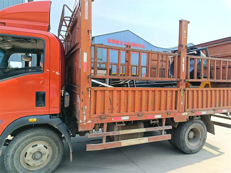 年產(chǎn)2萬(wàn)噸有機(jī)肥顆粒生產(chǎn)線發(fā)貨現(xiàn)場(chǎng)