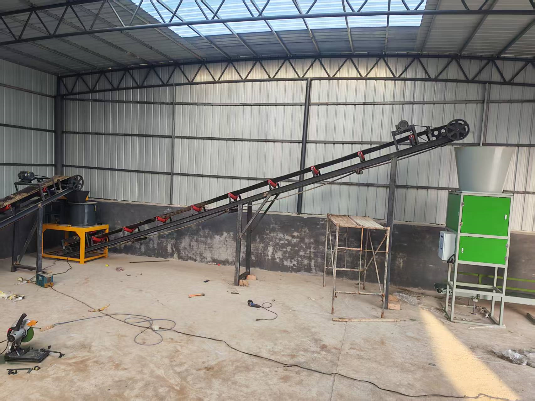 年產(chǎn)3萬雞糞有機肥生產(chǎn)線安裝現(xiàn)場